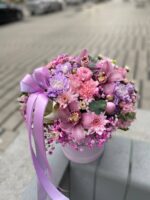 Flowerbox z różowymi storczykami i kwiatami sezonowymi – Studio Deluxe