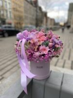 Flowerbox z różowymi storczykami i kwiatami sezonowymi – Studio Deluxe