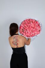 Gałązkowa róża Madam Bombastik Studio Deluxe. Dostawa kwiatów Poznań.