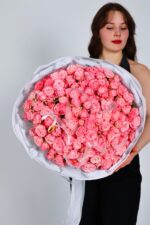 Gałązkowa róża Madam Bombastik Studio Deluxe. Dostawa kwiatów Poznań.