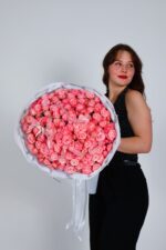 Gałązkowa róża Madam Bombastik Studio Deluxe. Dostawa kwiatów Poznań.