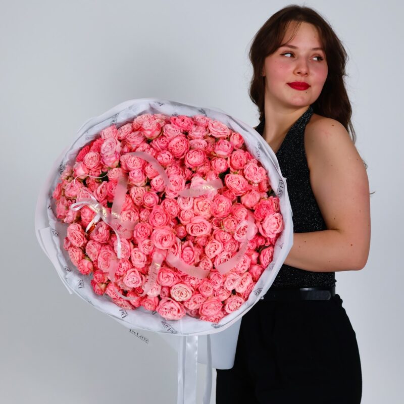 Gałązkowa róża Madam Bombastik Studio Deluxe. Dostawa kwiatów Poznań.