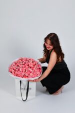 Gałązkowa róża Madam Bombastik Studio Deluxe. Dostawa kwiatów Poznań.