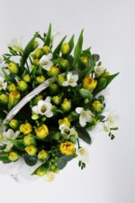 Kosz tulipanów z frezją – kwiaty z dostawą Poznań | Studio Deluxe