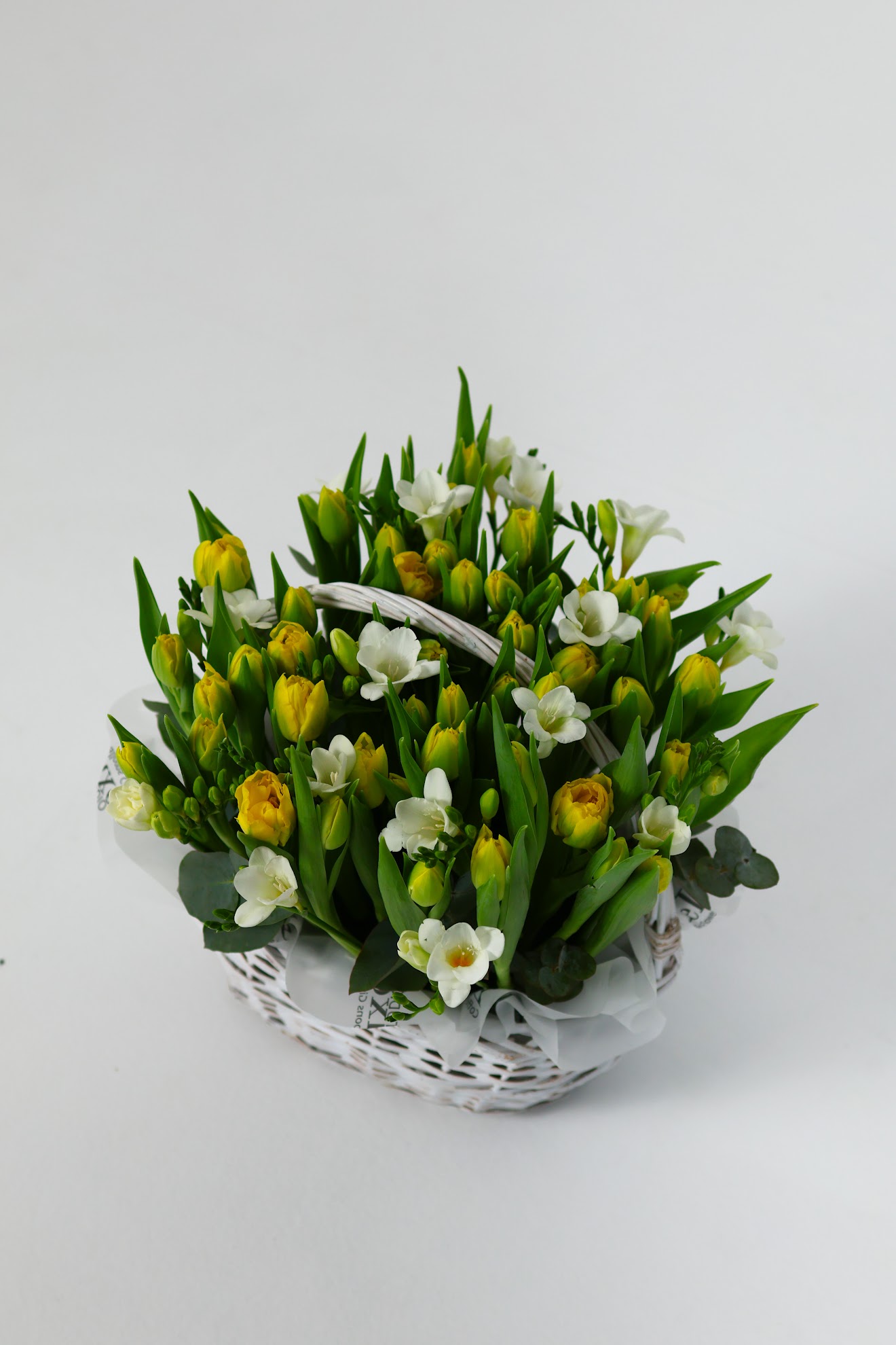 IMG_5028 Kosz tulipanów z frezją – kwiaty z dostawą Poznań | Studio Deluxe