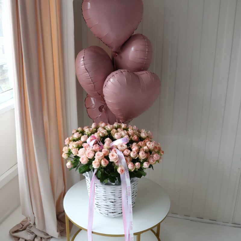 Kosz gałązkowych róż 39 szt i 5 balonów serce