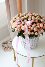 Kosz gałązkowych róż 39 szt i 5 balonów serce