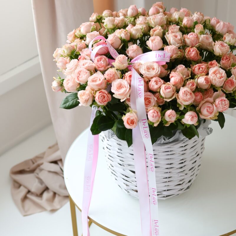 Kosz gałązkowych róż 39 szt i 5 balonów serce