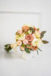 Bukiet ślubny pastelowy z róż i jaskrów | Poznań