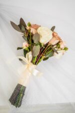 Bukiet ślubny pastelowy z róż i jaskrów | Poznań