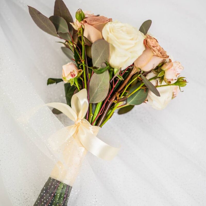 Bukiet ślubny pastelowy z róż i jaskrów | Poznań