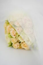 Bukiet ślubny z kremowych i pudrowych róż – Studio Deluxe