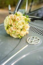 Bukiet ślubny z kremowych i pudrowych róż – Studio Deluxe