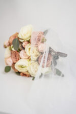 Bukiet ślubny pastelowy z róż i jaskrów | Poznań