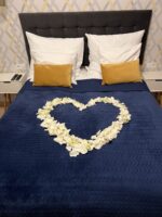 zaręczyny z dekoracją w Poznaniu z 101 białych róż, balonami i świecami