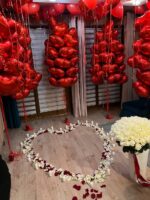 zaręczyny z dekoracją w Poznaniu z 101 białych róż, balonami i świecami