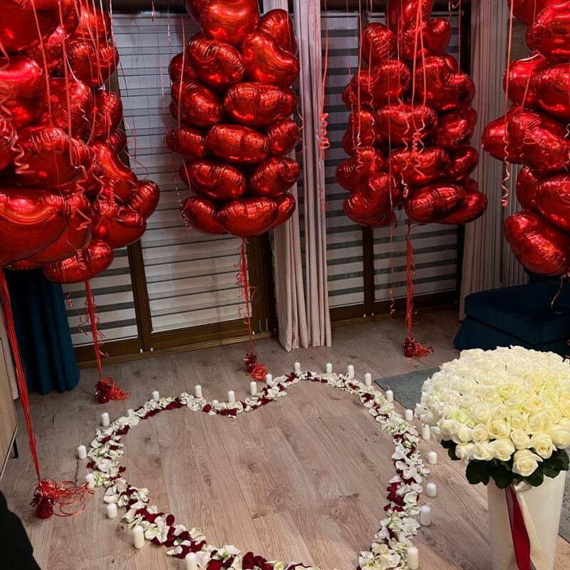zaręczyny z dekoracją w Poznaniu z 101 białych róż, balonami i świecami