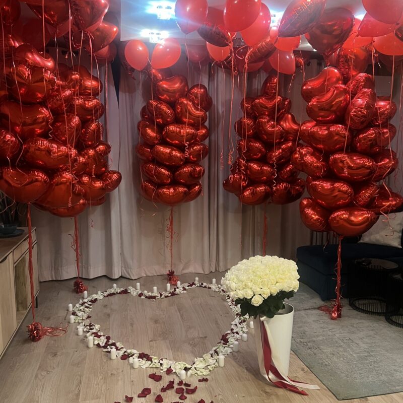 zaręczyny z dekoracją w Poznaniu z 101 białych róż, balonami i świecami