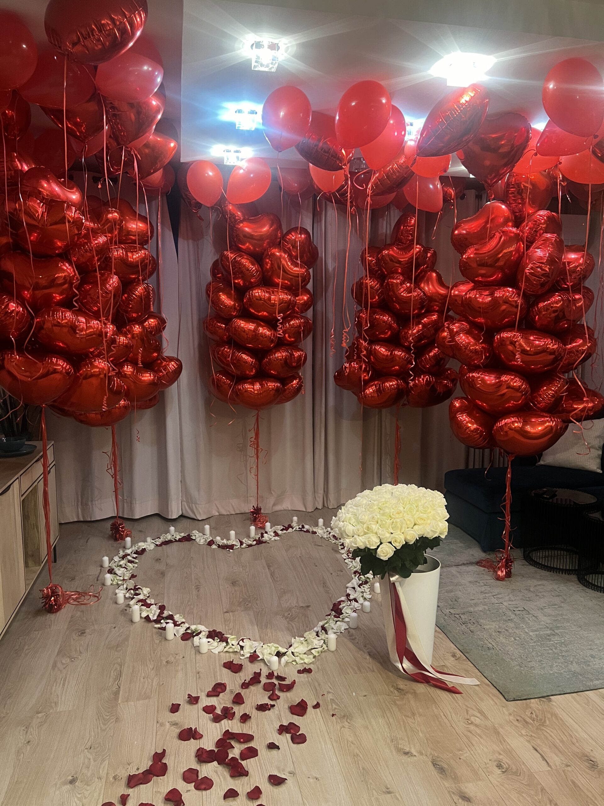 IMG_8948 zaręczyny z dekoracją w Poznaniu z 101 białych róż, balonami i świecami