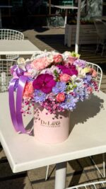 Flowerbox z różowymi storczykami i kwiatami sezonowymi