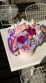 Flowerbox z różowymi storczykami i kwiatami sezonowymi - obrazek 2