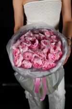 Bukiet z różowych jaskrów – Dostawa Poznań | Studio Deluxe