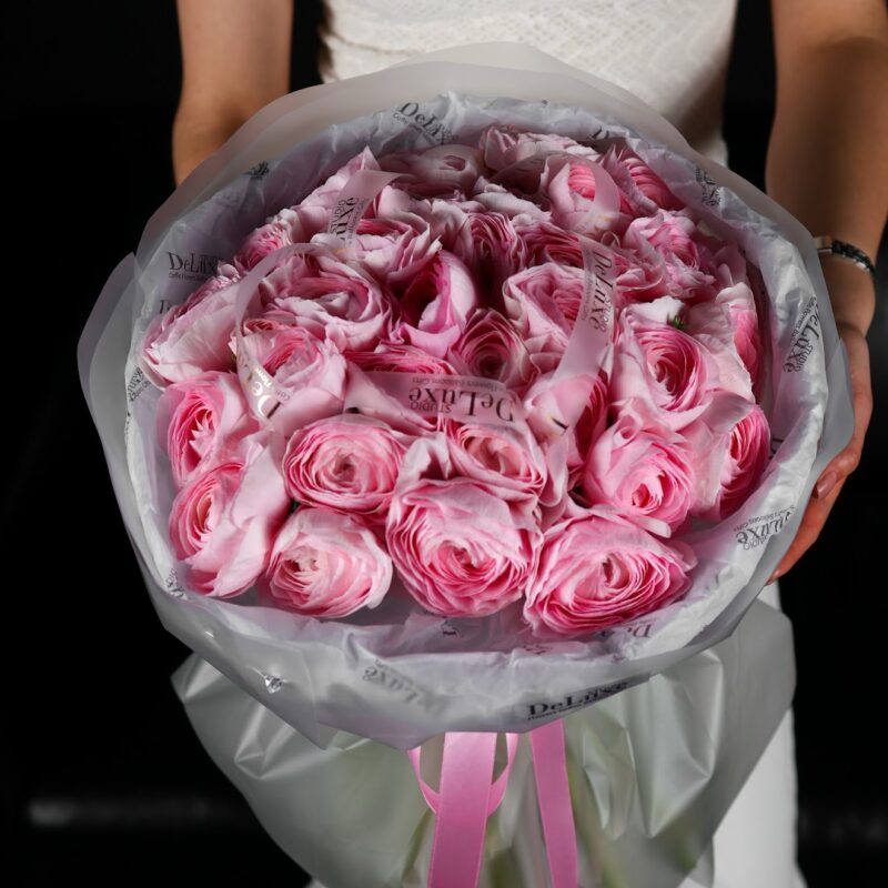 Bukiet z różowych jaskrów – Dostawa Poznań | Studio Deluxe