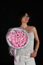 Bukiet z różowych jaskrów – Dostawa Poznań | Studio Deluxe