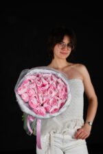 Bukiet z różowych jaskrów – Dostawa Poznań | Studio Deluxe