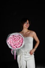 Bukiet z różowych jaskrów – Dostawa Poznań | Studio Deluxe