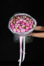 Bukiet z piwonii i frezji - obrazek 3