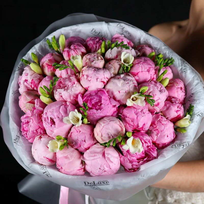 Bukiet z piwonii i frezji – Poznań | Studio Deluxe