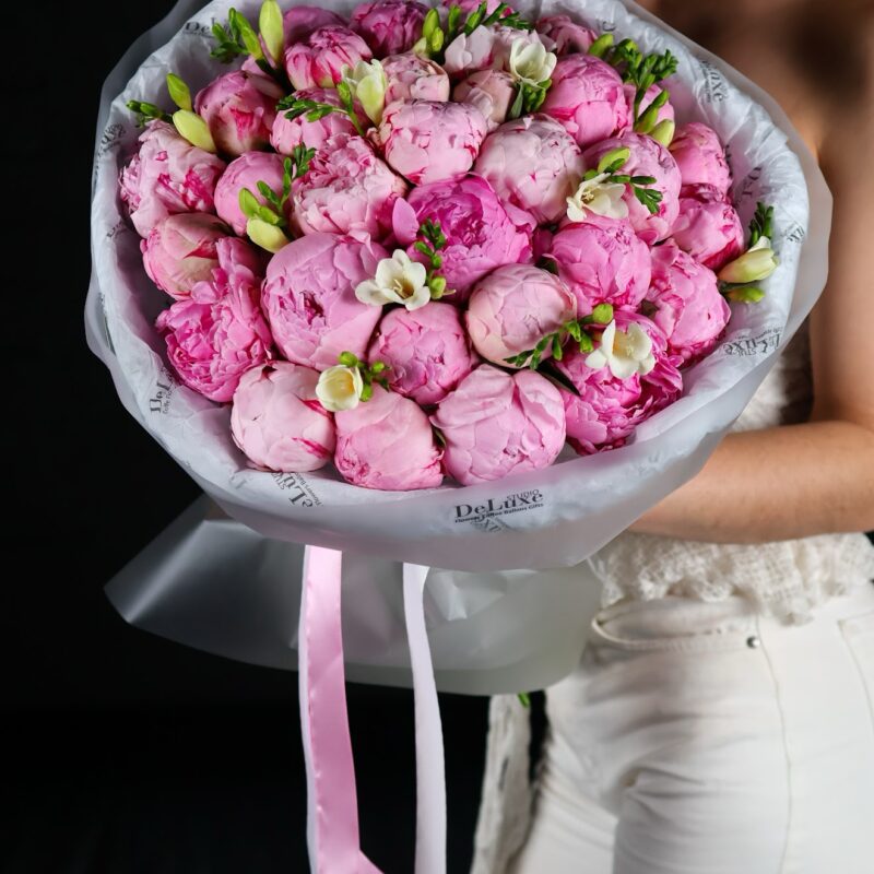 Bukiet z piwonii i frezji – Poznań | Studio Deluxe