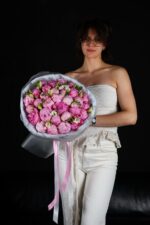 Bukiet z piwonii i frezji – Poznań | Studio Deluxe