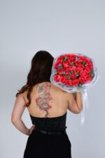 Bukiet z piwoniowej róży i oxipetalum – elegancka kompozycja Studio Deluxe Poznań