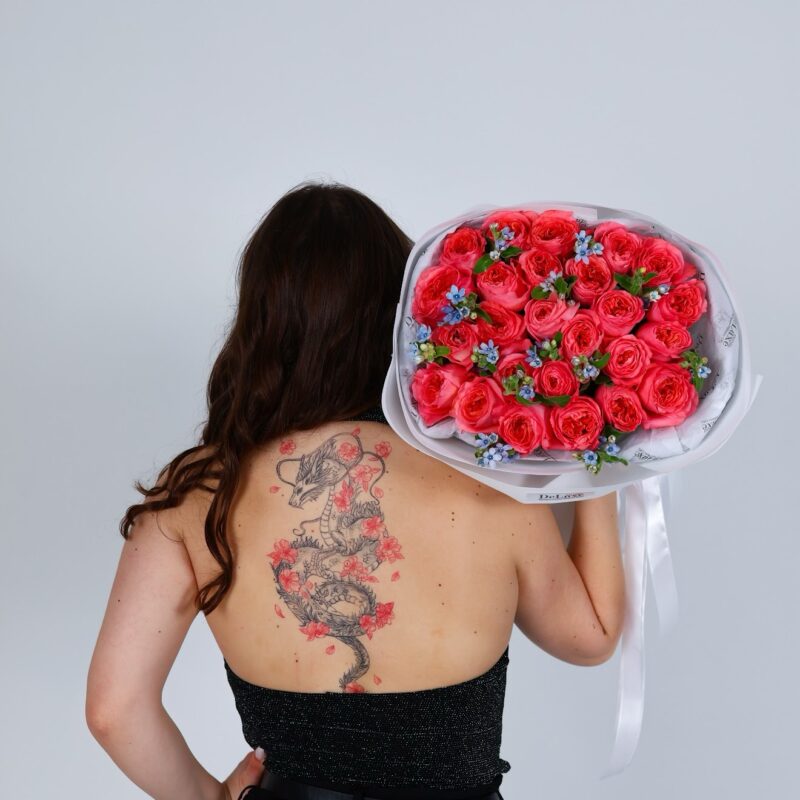 Bukiet z piwoniowej róży i oxipetalum – elegancka kompozycja Studio Deluxe Poznań