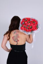 Bukiet z piwoniowej róży i oxipetalum – elegancka kompozycja Studio Deluxe Poznań