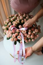 Kosz z gałązkowych róż Madam Bombastik - obrazek 3