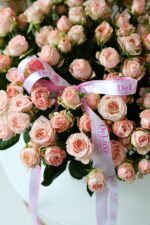 Kosz z gałązkowych róż Madam Bombastik - obrazek 2