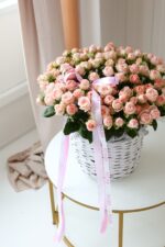 Kosz z gałązkowych róż – kwiaty Poznań | Studio Deluxe
