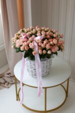 Kosz z gałązkowych róż Madam Bombastik - obrazek 4
