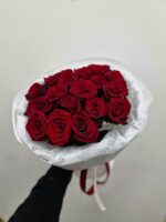 Bukiet czerwonych róż „Explorer” 17 szt - obrazek 2