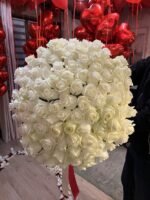 zaręczyny z dekoracją w Poznaniu z 101 białych róż, balonami i świecami