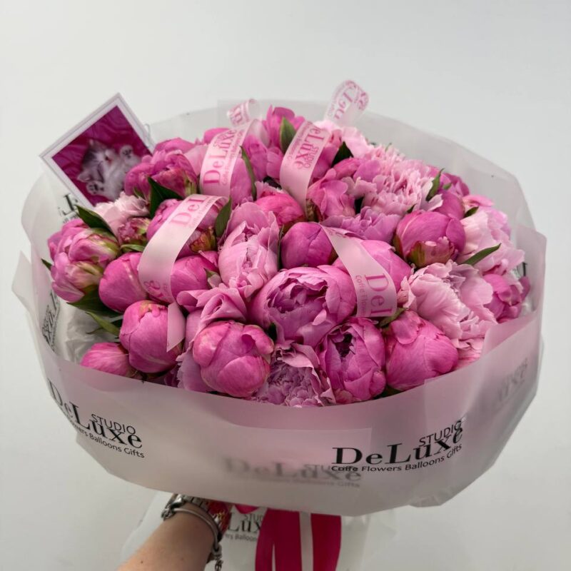 Bukiet z 51 piwonii w eleganckiej oprawie | Studio Deluxe