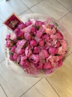 Bukiet z 51 piwonii w eleganckiej oprawie | Studio Deluxe