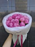 Piwonie w białej oprawie Studio Deluxe