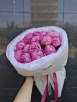 Bukiet z 15 różowych piwonii w białej oprawie Studio Deluxe