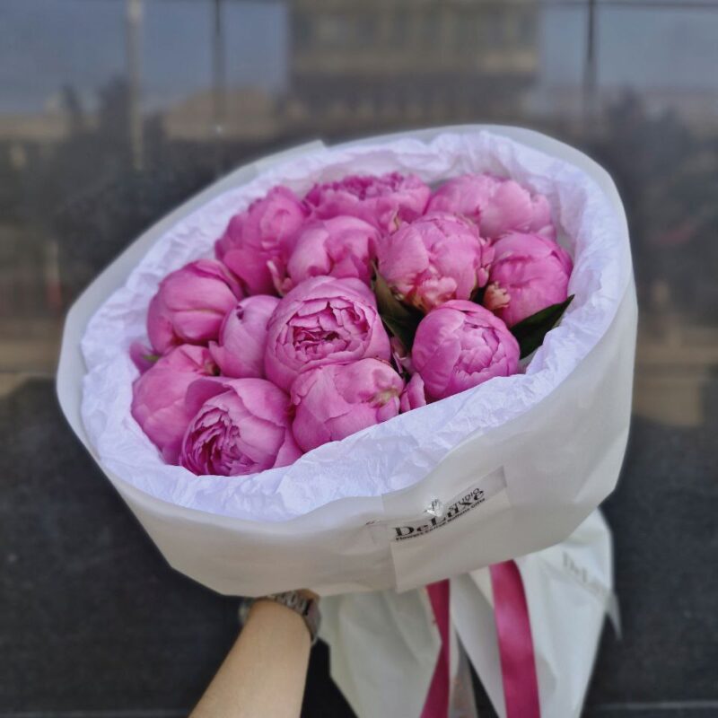 Bukiet z 15 różowych piwonii w białej oprawie Studio Deluxe