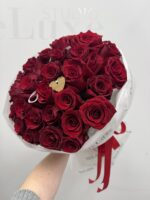 Elegancki bukiet z 35 czerwonych róż. Klasyczna kompozycja idealna na urodziny, rocznicę lub Walentynki. Dostawa kwiatów w Poznaniu.