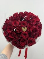 Elegancki bukiet z 35 czerwonych róż. Klasyczna kompozycja idealna na urodziny, rocznicę lub Walentynki. Dostawa kwiatów w Poznaniu.